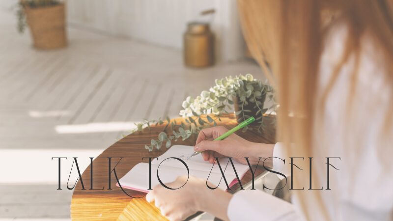 ノートを書く女性