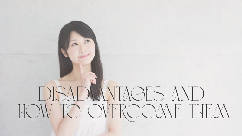 笑顔で考える女性の上半身