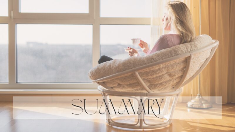 優雅に座ってティーカップを持つ女性