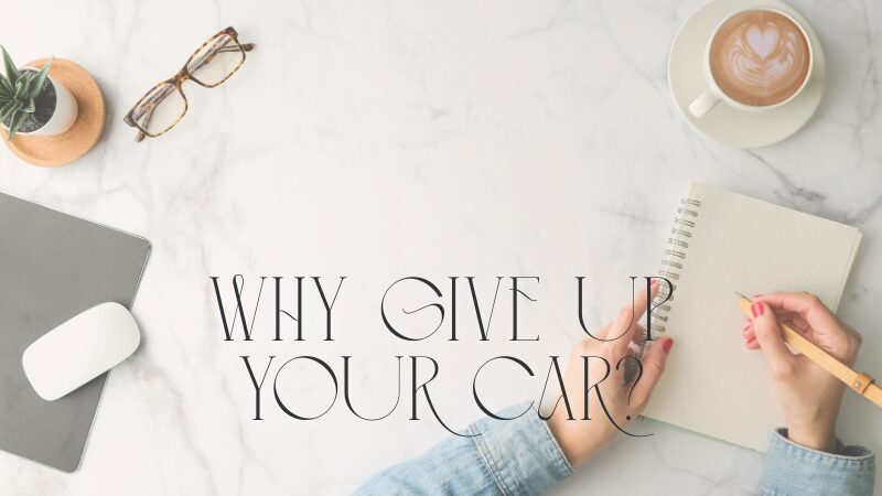 ノートに書き物をする手とカフェラテやパソコン