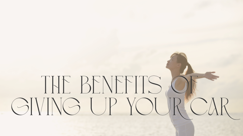 手を広げ横を向く女性背景多め