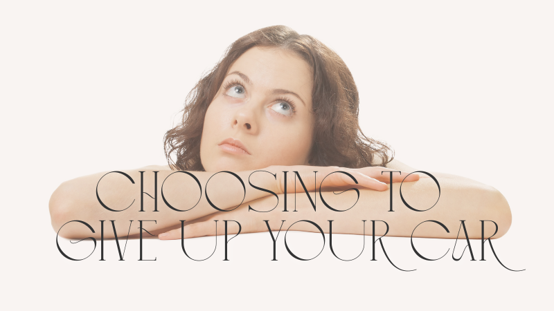 上を向いて考える女性