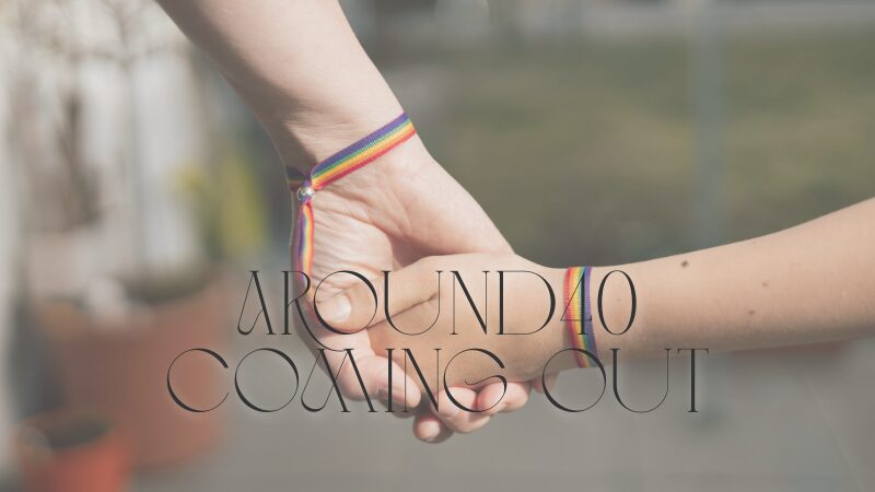 レインボーバンドをして手を繋ぐ人