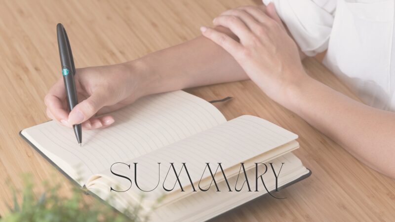 ノートとペンを持つ手