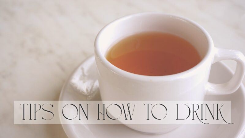 お茶の入ったマグカップ