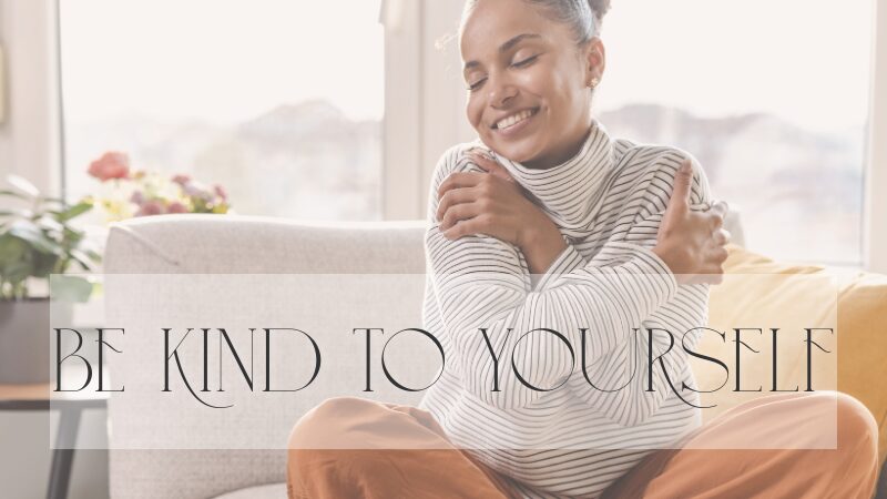 セルフハグで笑顔の女性