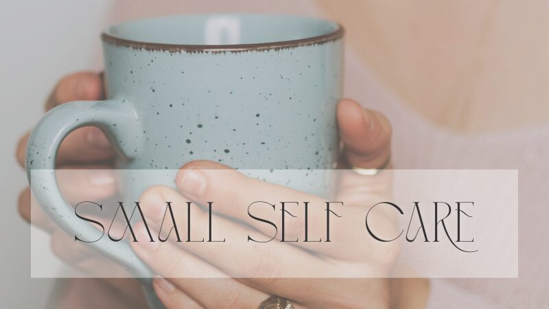 おしゃれなマグカップを持つ手