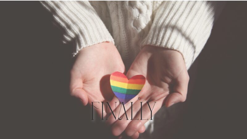 ハートのレインボーを持つ手